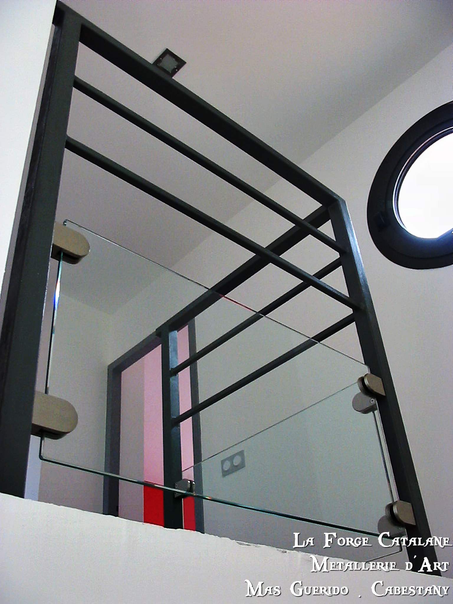 detail garde corps moderne pince verre forge catalane.jpg